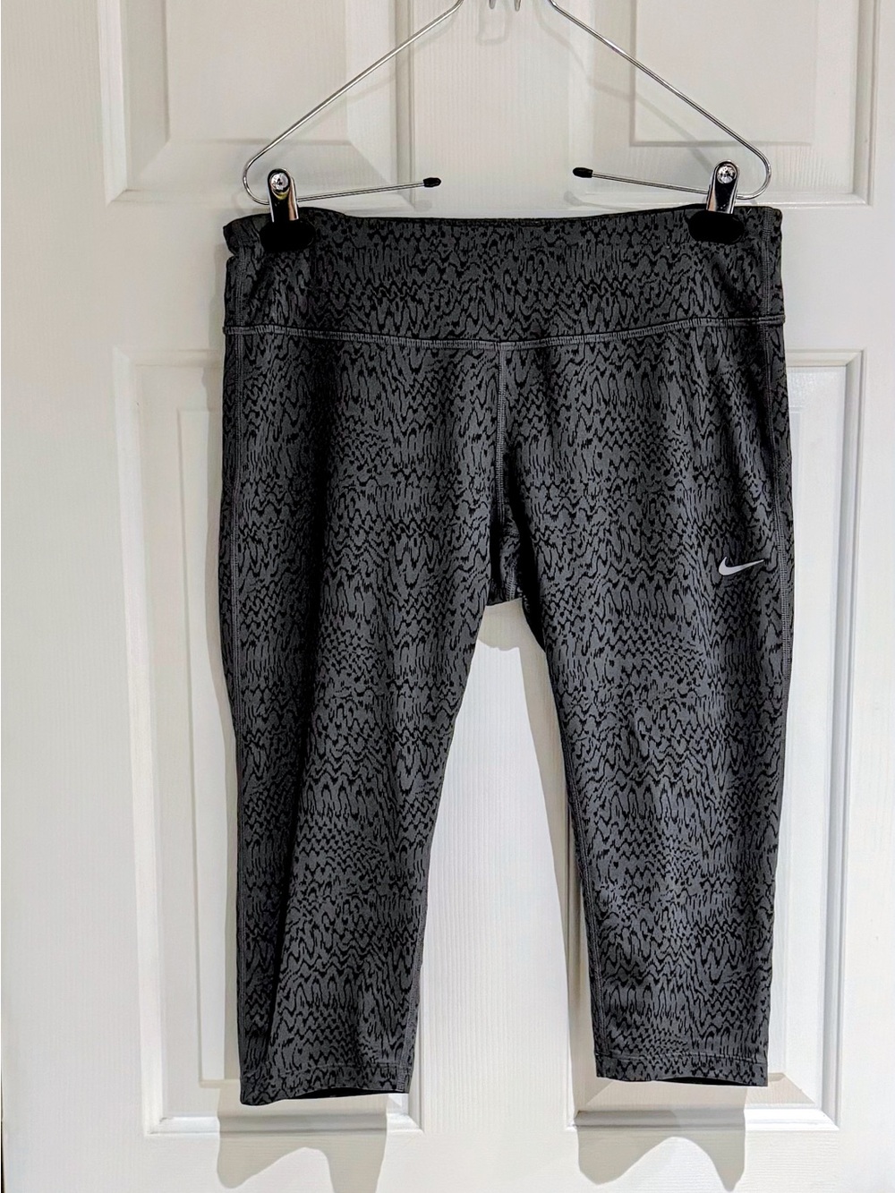 Nike Dri-Fit Women's Black and Grey Patterned Capris Leggings